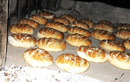 Prešce so bile pečene po eni uri. V kuhinji je zadišalo po pečenem kruhu